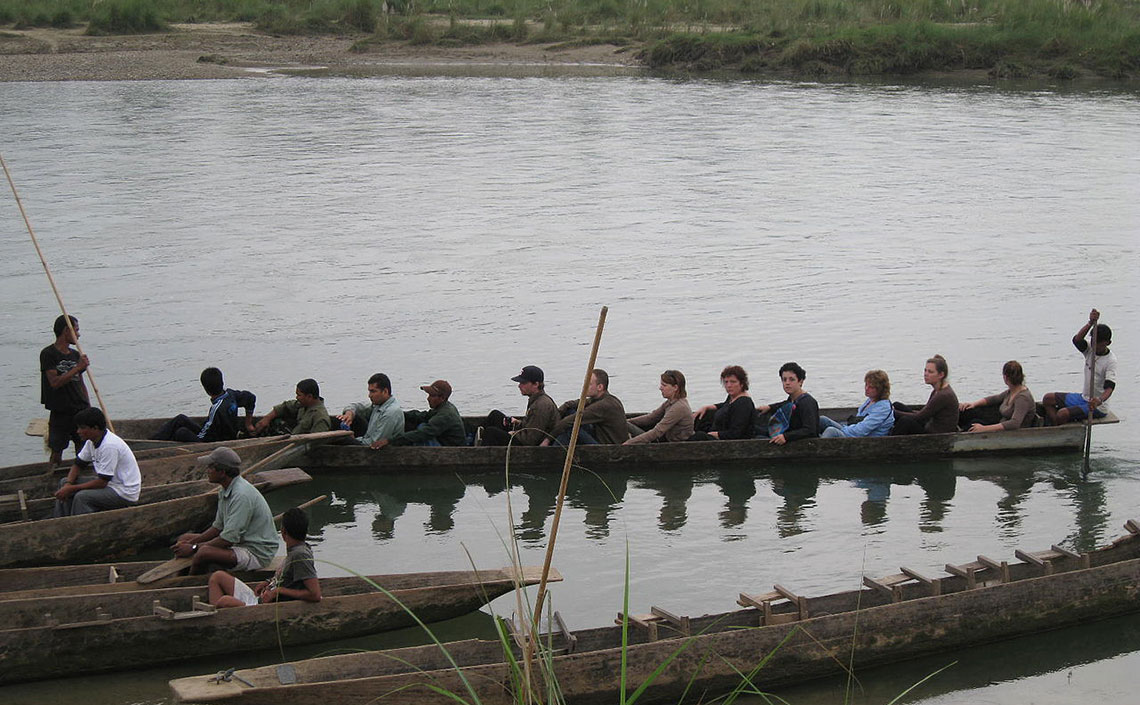 canoe-in-rapti-river